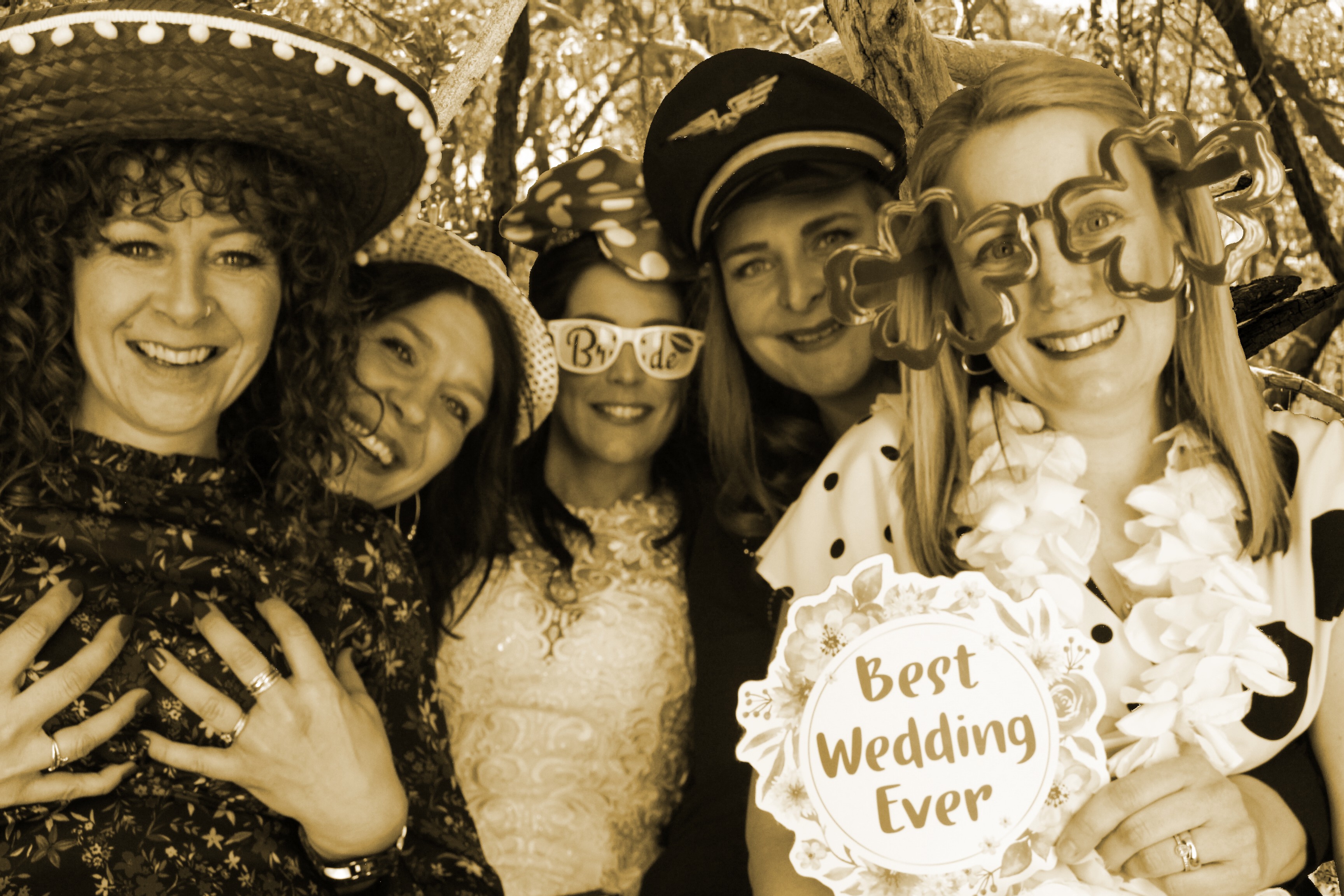Mr & Mrs Mills | View more photos from the event at gallery.myphotoboothexperience.co.uk/u/MyPhotoBoothExperienceLtd/Mr-Mrs-Mills